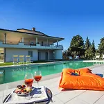 Tranquil Escape In Apartment Tavullia